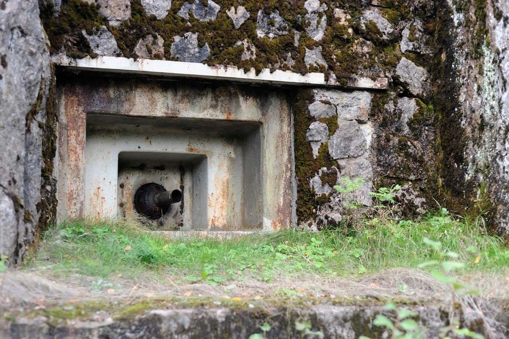 Salpa_line_bunker_360_antitank_gun_outside copy